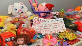 Depremzede çocuklara oyuncak morali