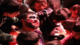 Depremzede çocuklara Sivasta tiyatro morali
