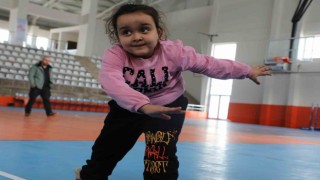 Depremzede çocuklara spor egzersizi