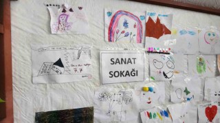 Depremzede çocukları eğlendirip tıraş ettiler