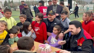 Depremzede Ecrine konteyner kentte doğum günü sürprizi