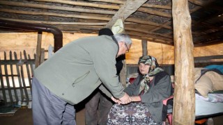 Depremzede Elif nine pasaportuna kavuştu