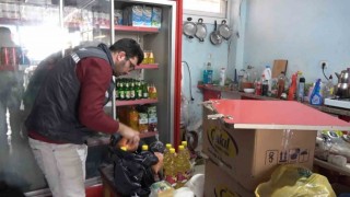 Depremzede esnaftan depremden etkilenen ailelere gıda kolisi