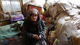 Depremzede Fatma teyze, kapkaça uğradığını gözyaşları içinde anlattı