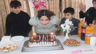 Depremzede Fatmaya polislerden doğum günü sürprizi