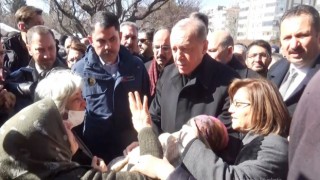 Depremzede kadın Cumhurbaşkanı Erdoğana sarılarak ağladı