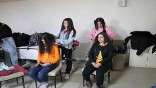 Depremzede kadın ve çocuklara ücretsiz saç kesimi ve cilt bakımı hizmeti^