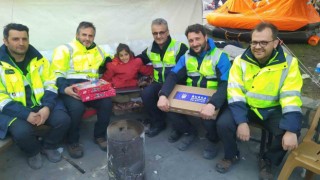 Depremzede Melekin isteği bilgisayar teslim edildi