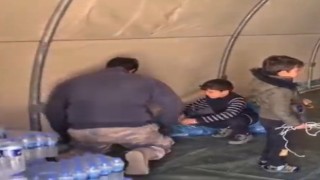 Depremzede minikler çadır kuran asker abilerine yardım etti