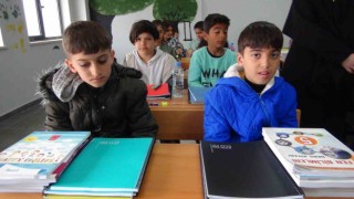 Depremzede öğrenciler, kamplarda oluşturulan sınıflarda ders başı yaptı