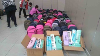 Depremzede öğrencilere içerisinde kırtasiye malzemesi olan 200 çanta hazırlandı