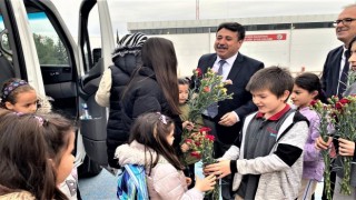 Depremzede sınıf arkadaşlarını karanfillerle karşıladılar