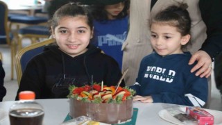 Depremzede Yarene doğum günü sürprizi