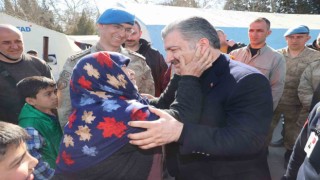 Depremzede yaşlı kadın Bakan Kocanın boynuna sarılıp teşekkür etti