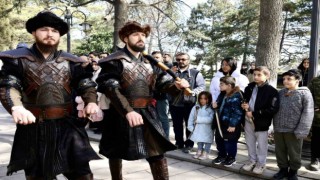 Depremzedeler Ertuğrul Gazi Türbesinde saygı nöbetini izledi