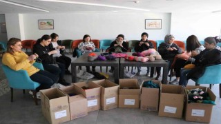 Depremzedeler için bağışlanan yün iplikler kışlık giysilere dönüştürülüyor