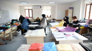 Depremzedeler için battaniye ve eşofman takımı üretiyorlar