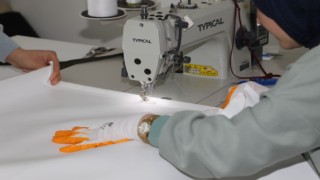 Depremzedeler için dikiş makinelerinin başına geçtiler