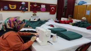 Depremzedeler için gönüllü olarak tulum ve battaniye dikiyorlar
