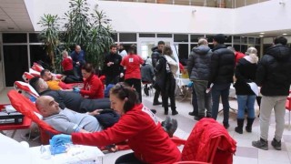 Depremzedeler için iğne korkusunu yendi, ilk kez kan bağışında bulundu