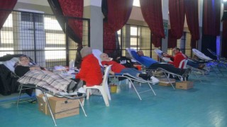 Depremzedeler için kan bağışında bulundular