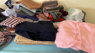 Depremzedeler için kışlık giysi dikiyorlar