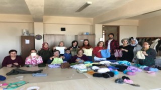 Depremzedeler için kıyafet örüyorlar