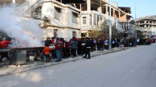 Depremzedeler için mangal kurup binlerce kebap dağıttı