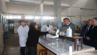 Depremzedeler için susuz el jeli üretimi devam ediyor
