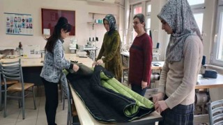 Depremzedeler üşümesin diye makinenin başına geçtiler