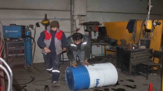 Depremzedeler ve yardım ekipleri için soba üretiyorlar