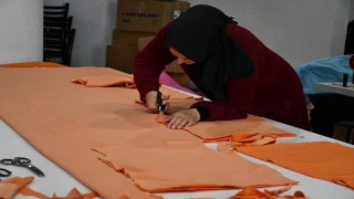 Depremzedelere eşofman dikiyorlar