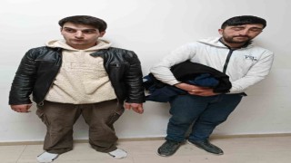 Depremzedelere gönderilecek kıyafetleri çalarken suçüstü yakalandılar