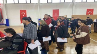 Depremzedelere kan bağışı için birbirleriyle yarıştılar