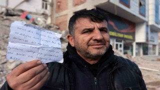 Depremzedelere parçalanmış kâğıtla adeta Biz de paramparçayız mesajı vermişler