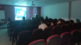 Depremzedelere sinema gecesi düzenlendi