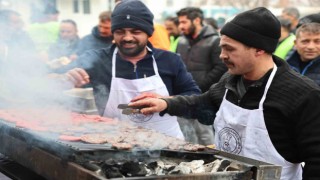 Depremzedelere Sivas köftesi ikram ettiler