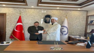 Depremzedelere umre parasını bağışladı