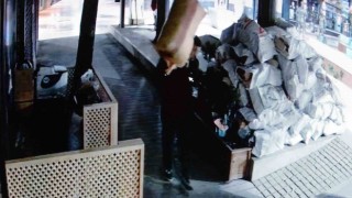 Depremzedelere yardım için getirilen yorganı çalan şüpheliye adli kontrol