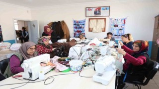 Depremzedelere yorgan ve yastık dikiyorlar
