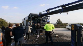 Depremzedeleri taşıyan otobüs kaza yaptı: 2 ölü, 6 yaralı