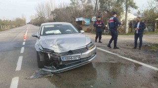 Depremzedelerin bulunduğu araç otomobille çarpıştı: 4 yaralı