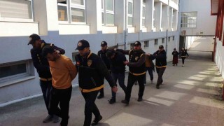 Depremzedelerin malzemelerini çalan 6 şüpheli yakalandı