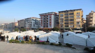 Depremzedelerin temel ihtiyaçlarını karşılıyorlar