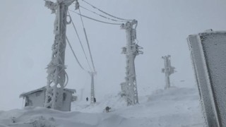 Derecikte Sibiryayı aratmayan soğuklarda, elektrik direkleri buz tuttu