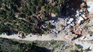 Devasa kayalar köyün üzerine yuvarlandı, dehşeti yaşadılar