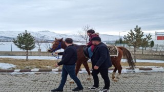 Develide depremzede çocuklar at bindi