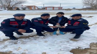 Devriye gezen jandarmayı durdurup depremzedeler için kumbarasındaki parasını verdi