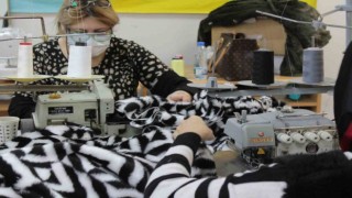 Dikiş makineleri depremzedeler için çalıştırılıyor