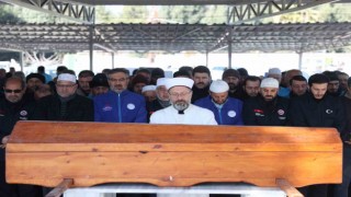 Diyanet İşleri Başkanı Erbaş, depremde hayatını kaybeden anne ve oğlunun cenaze namazını kıldırdı